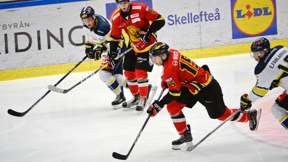 Full fart. Tim Prestberg kontrar för Lejon. Laget fick jobba hårt i försvaret och fick över 100 skott emot sig. Foto: Carina Kvist.