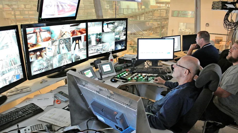 Järnkoll. Ingemar Hansson håller koll på processerna från operatörsrummet. Foto: Lars Andersson.