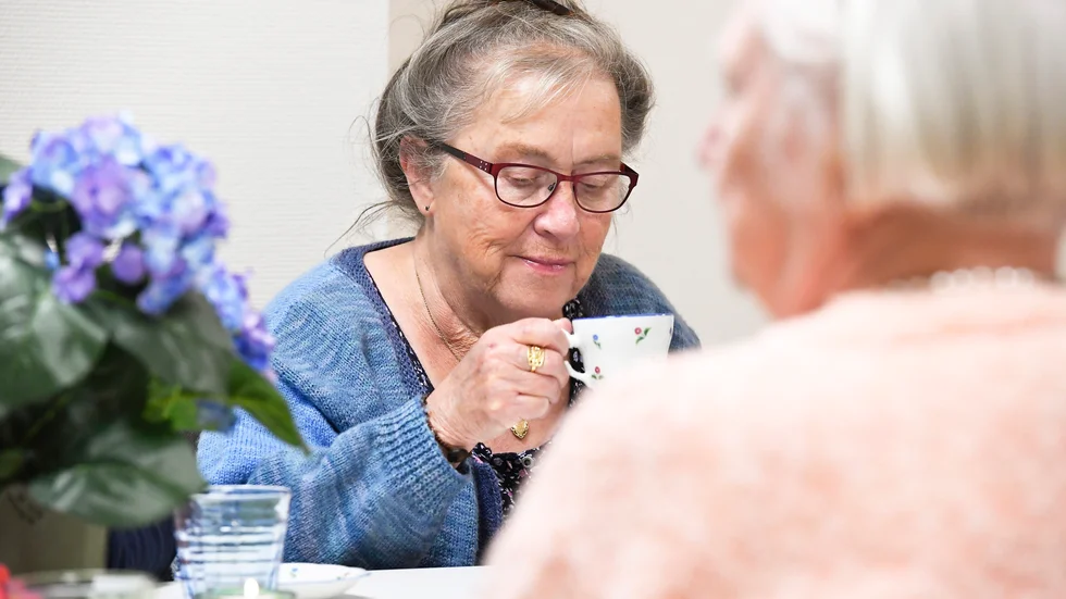 Lukt och smak. Inga-Britt Bjurman testar en av sorterna som provas. Foto: Jeanette Lövgren.