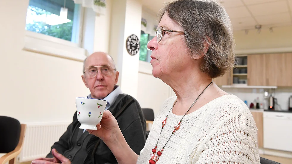 Vatten. ”Det är viktigt att dricka vatten mellan de olika kaffesorterna”, säger Sara Gustafsson. Hon och maken Hjalmar Gustafsson har bott på Strandgården i 6 år och trivs jättebra. Foto: Jeanette Lövgren.