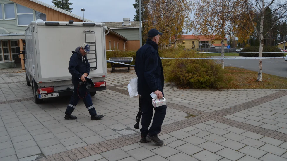 Dubbla besök. Först fanns polisens tekniker på plats vid 09-tiden. Efter ett besök på lasarett återkom man vid 10-tiden.