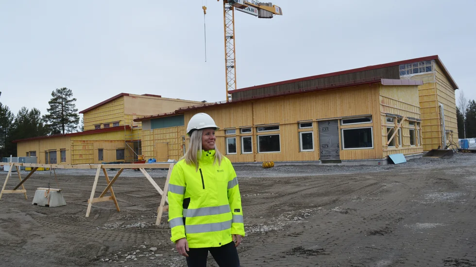Emma Sundelin på byggets södra sida. Husdelen man ser närmast är blivande skolmatsalen. Foto: Yvonne Rönngren.