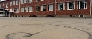 I natt: Stort pådrag efter buskörning på skola