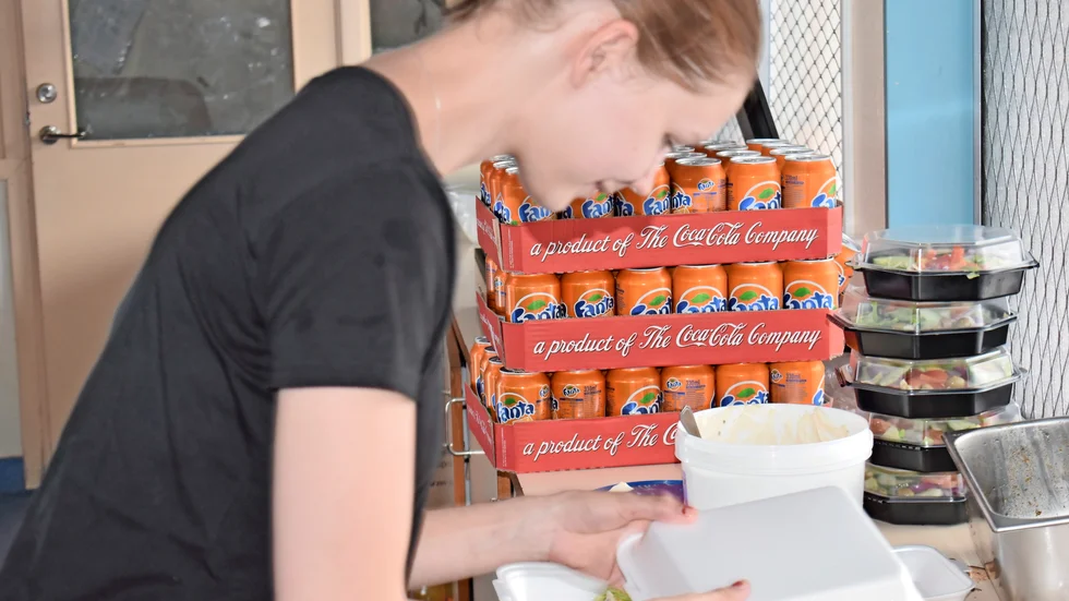 Fryser inte … Lisa Numanovic kämpade tappert i köket med att steka hamburgare, helt klart är att Lisa inte behövde frysa under måndagen.