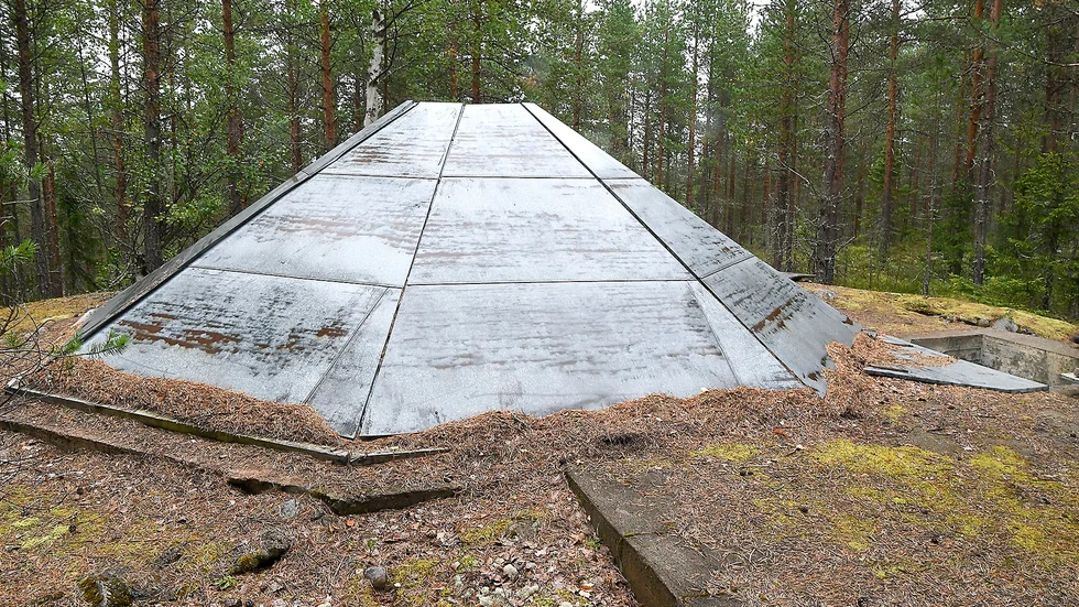 Vad är detta? Det ser ut som ett tält och innanför överbyggnaden finns det plats för soldater att vila ut och nere i berget finns det skyddsutrymmen. Foto: Jeanette Lövgren.