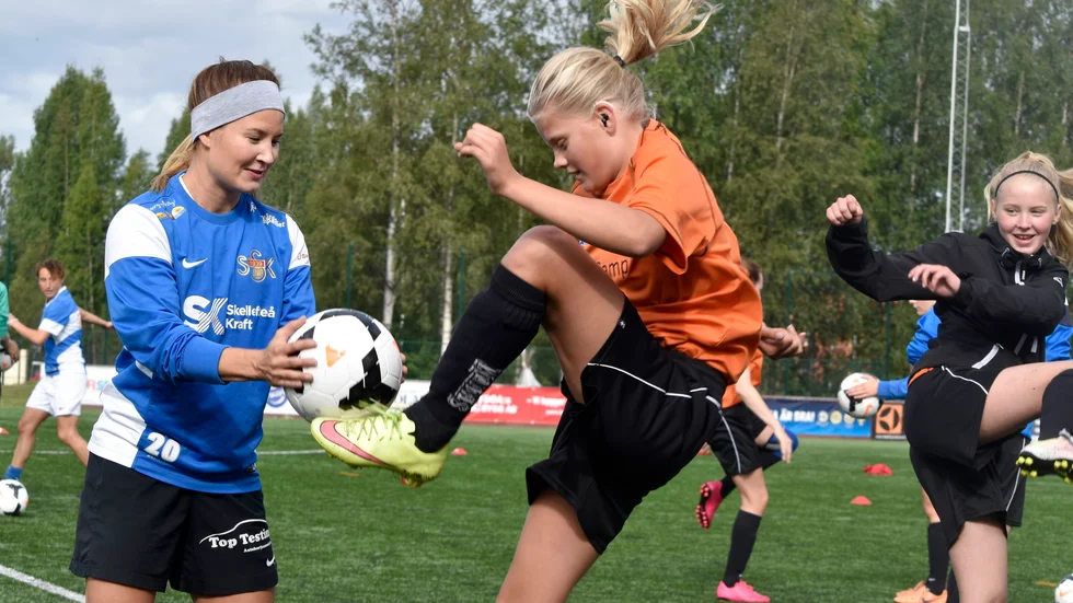 Greta Löfquist sparkar högt och visar bra spänst i upphoppet. Tanja Nousiainen hjälper till Foto: Roger Lindström.