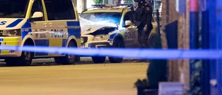 Kvinna i vitt söks efter sprängd polisbil
