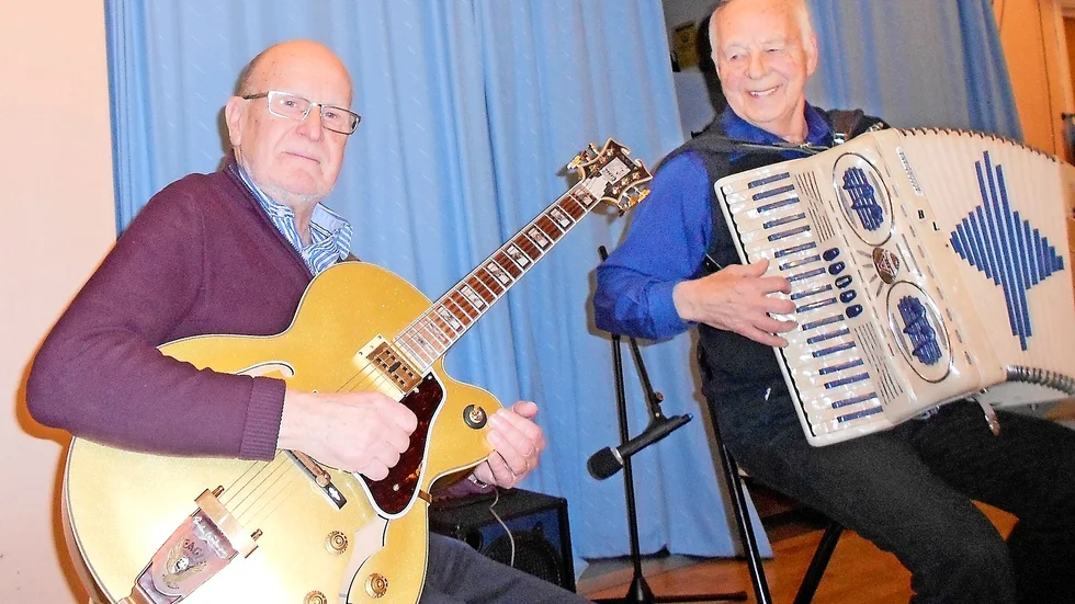 Fyllde etern. Torsten Mårtensson och Brage Lidgren spelade till den direktsända allsången. Foto: Privat.