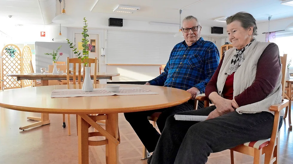 Öde matsal. Joel Gustafsson och Vivi-Ann Sjögren berättar att de har lämnat in flera protestskrivelser till kommunen. Men utan resultat – i slutet av januari blev det matlådor i stället. Foto: Lennart Enkvist.