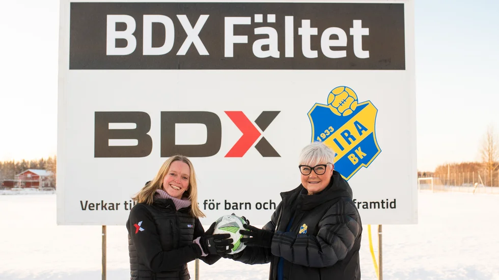 Lira BK och BDX har nu ingått ett samarbetsavtal och därmed får arenan Björsbyfältet namnet BDX-fältet. Catrin Ingvarsson, från BDX och Kicki Blomqvist från Lira BK stoltserar vid den nya skylten i Björsbyn.