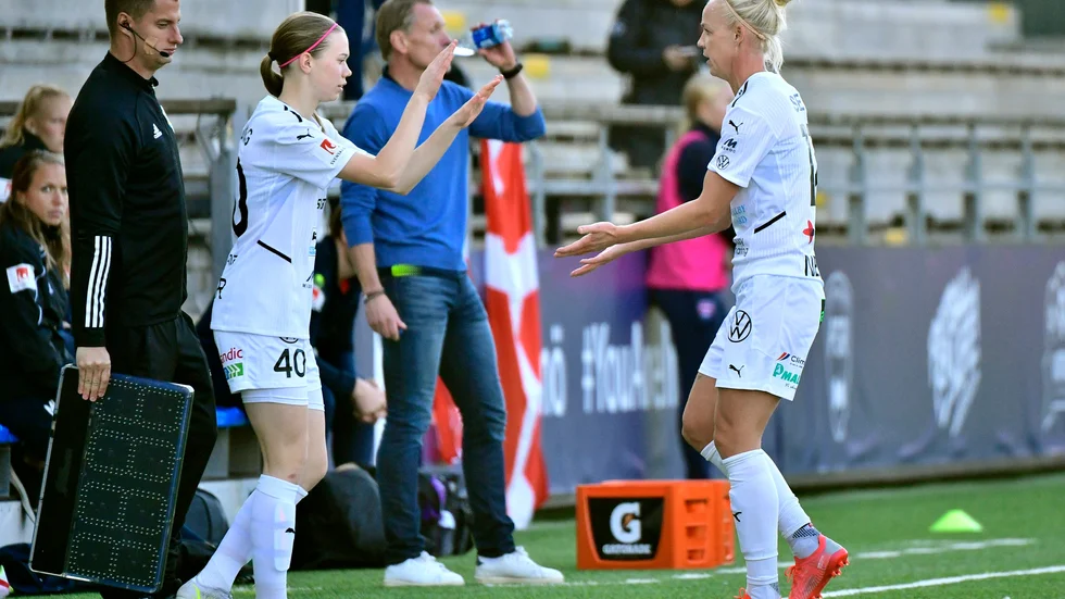 Rosengårds Caroline Seger (till höger) byter med Bea Sprung i damallsvenskan. Arkivbild.