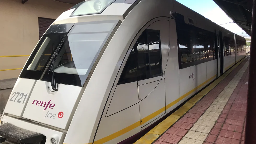 Smalspåriga FEVE-tåget rullar längs med Biscayabukten från Bilbao i Baskien till Ferrol i Galicien.
