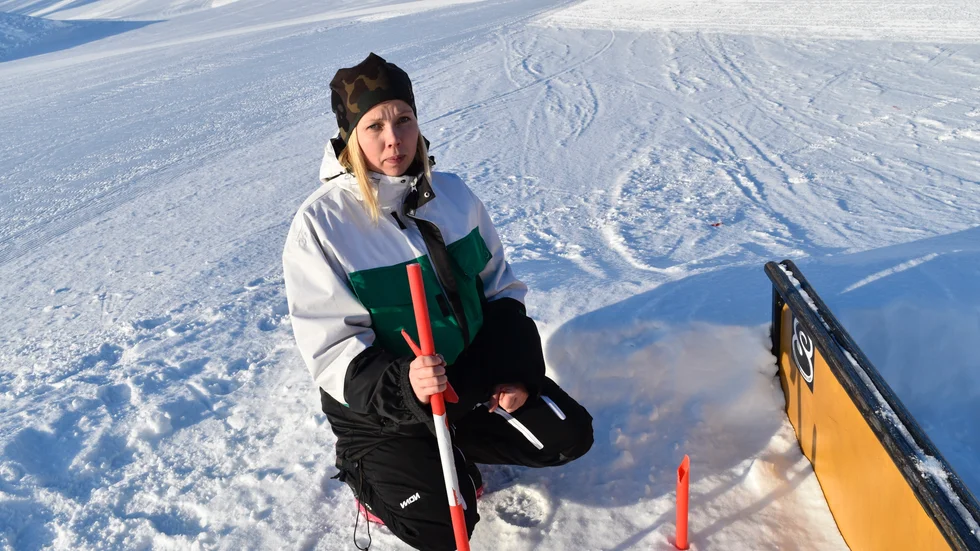 Johanna Nyberg, ordförande för Friluftsfrämjandets lokalavdelning i Skellefteå, vid ett railen där några av pinnarna var uppsatta. 