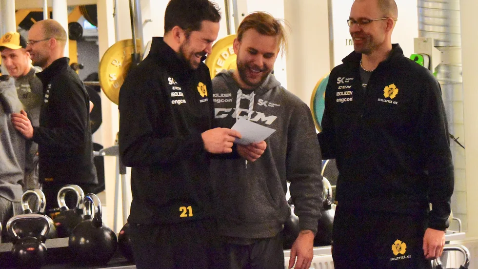 Det skrattas fastän det handlar om tuff fysisk träning. Här är det Jimmie Ericsson, Mark Katic och Stefan Thomson som har kul ihop. Foto: Roger Lindström