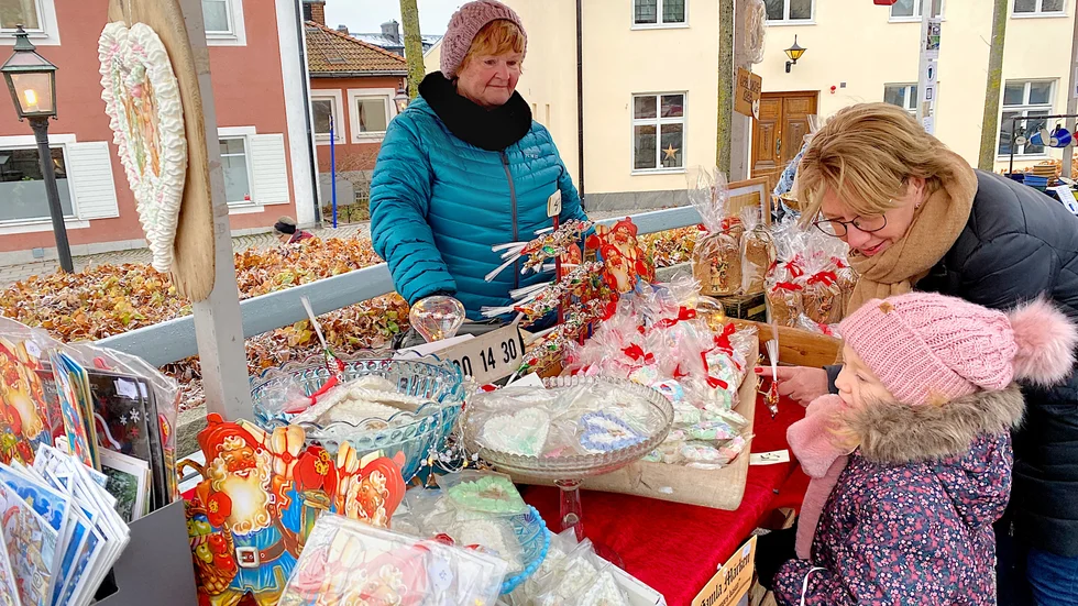 Fyraåriga Molly Lundborg besökte julmarknaden på lördagen tillsammans med farmor Kersin Fredenstedt, och handlade gammeldags kristyrpynt av Karin Serrander, Kajsa Karins diversehandel.