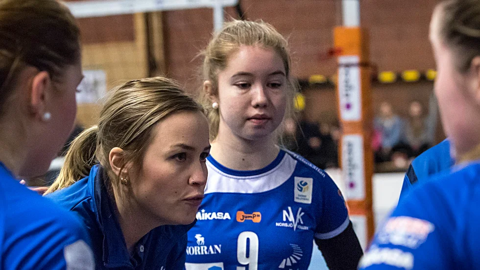 Seger. Norsjös tränare Sara Forsberg coachar. Norsjö vann även i helgen och delar nu ledningen i serien. Foto: Privat.