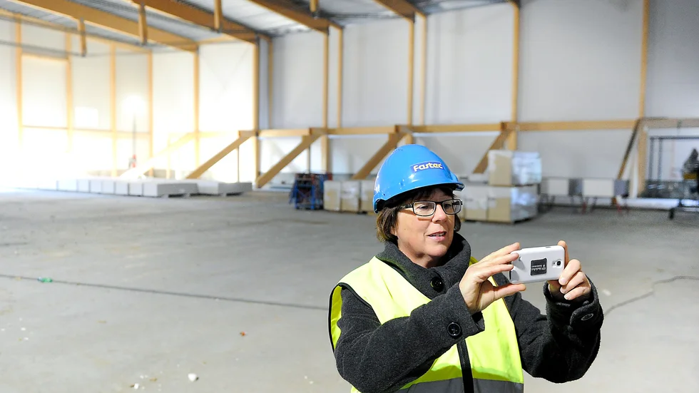 Kristina Stålhös från gymnasiekontoret dokumenterar nuläget vid sitt besök. Foto: Leif Andersson.