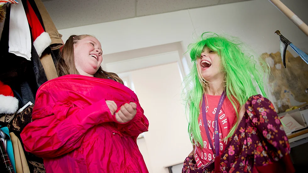 Kostymer. Med kläder och peruker förvandlas Elise Marklund och Molly Holmberg från två helt vanliga tjejer till levande dockor. Foto: Lars Eriksson.