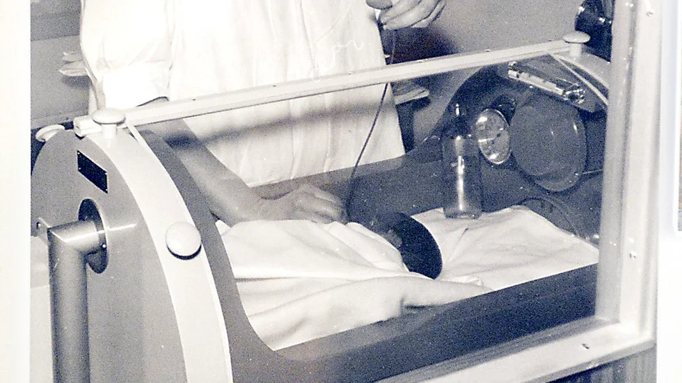 Först ut. Hösten 1953 öppnade barnavdelningen. Bilden fanns i Norran den 26 januari 1954 och visar Rakel Marklund – avdelningens första barnsjuksköterska. Foto: Ulf Johansson.