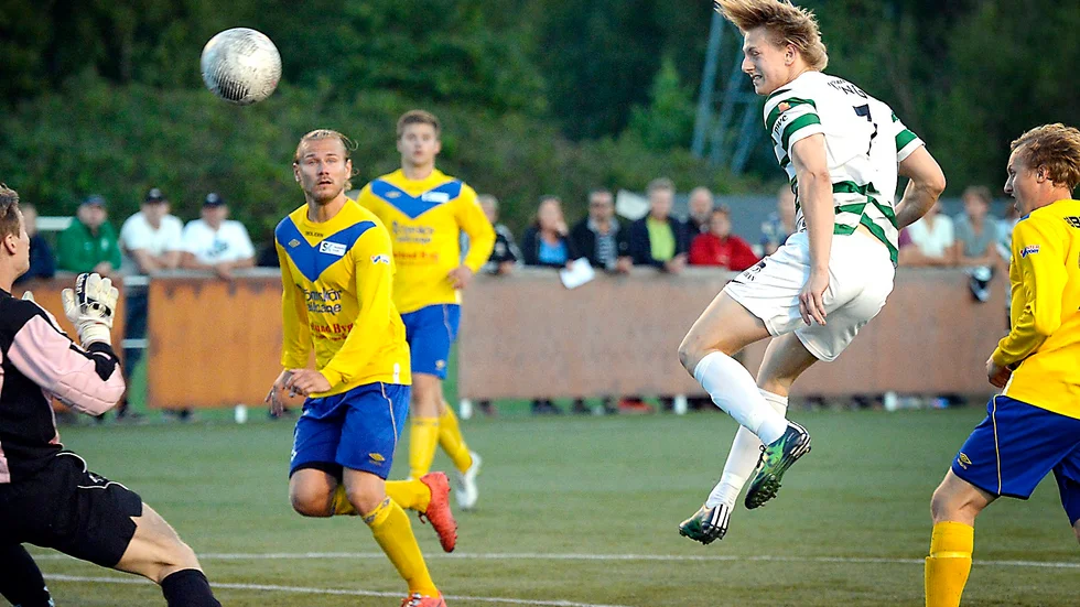 Derbyhjälte. Mathias Hedmark Dackenberg var glödhet i derbyt mot Olov Bygdéns Rönnskär. Anfallaren fullbordade sitt hattrick i den andra halvleken. Foto: Ulf Johansson.
