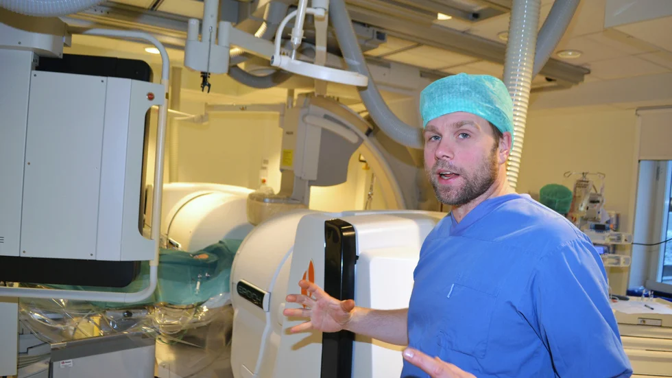 Nya maskinen. Tobias Holmberg visar magneten där patienten ligger med överkroppen. Foto: Ulrika Andersson.