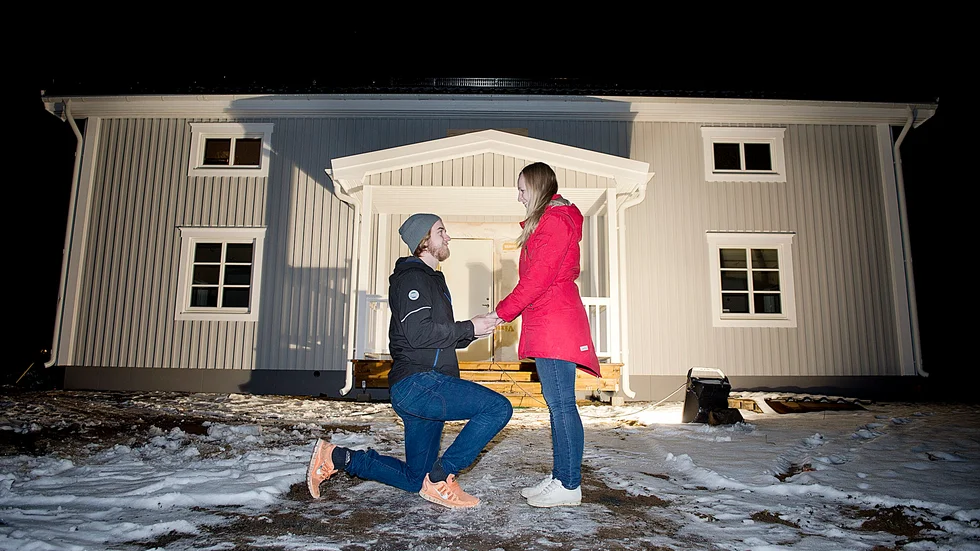 Äkta makar. På knä friade Viktor till sin Jenny. Nu är de herr och fru Martinsson. I januari flyttar de in i sitt nybyggda hus. Foto: Lars Eriksson.