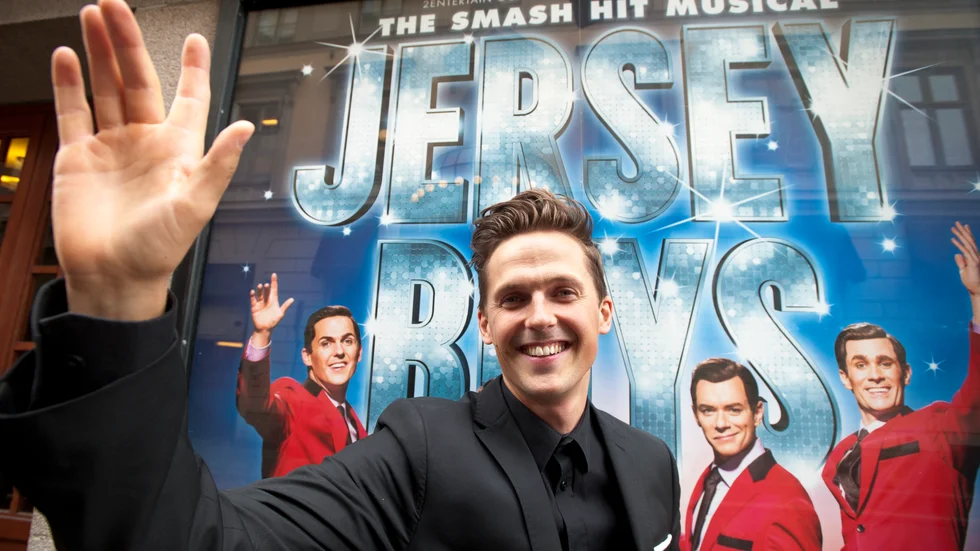 I rampljuset. David Lindgren framför en av väldigt många affischer som marknadsför "Jersey boys". Foto: Emilie Sjölund.