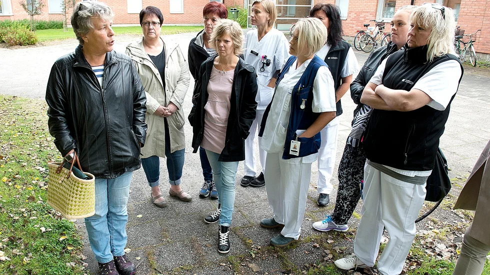 Kräver lösning på personalbristen. Från vänster: Anneli Åslund, Mari Tjernström, Elisabeth Anderbygd, Nina Jönsson, Katarina Persson, Susann Forsman, Lena Näslund, Ida Silfvenius och Catrine Forsell. Foto: Annika Eriksson.
