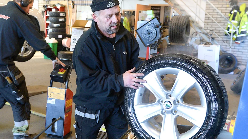 Tvättar däck. Kjell Bingmark, däckmontör, gjorde sin första dag på jobbet när Norran hälsade på. Foto: Jeanette Lövgren.