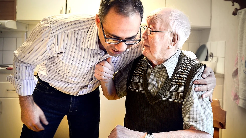 Bästa kompisar. Detta är väl ett exempel på god integration. Khaled Allatar går ofta hem till synskadade Axel Harnesk, 94 år, och läser Norran för Axel. "Vi är goda kompisar", säger de båda. Foto: Leif Andersson.