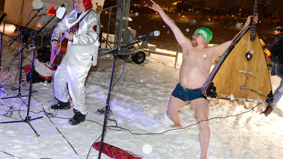 Hårda finnar. Punkbandet Eskimovähemmistös basist slängde kläderna och simmade en länga i isvaken – och lirade vidare. Foto: Jeanette Lövgren.
