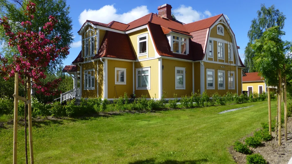 Ringduvan 6, Strandgatan 9: Villa Solsidan. Uppfört 1916 av kapten Bäärnhielm. Enars kommentar: Huset är en fantastisk kuliss för alla Skelleftebor som uppehåller sig kring Svandammen på Nordanå. Även här är det Pippi Långstrump-arkitektur och huset är jättestort. Det är från tidigt 1900-tal, en kort period då snickarglädjen var stor. Det är hus man blir glad av. Foto: Rune Wästerby, Skellefteå museum.