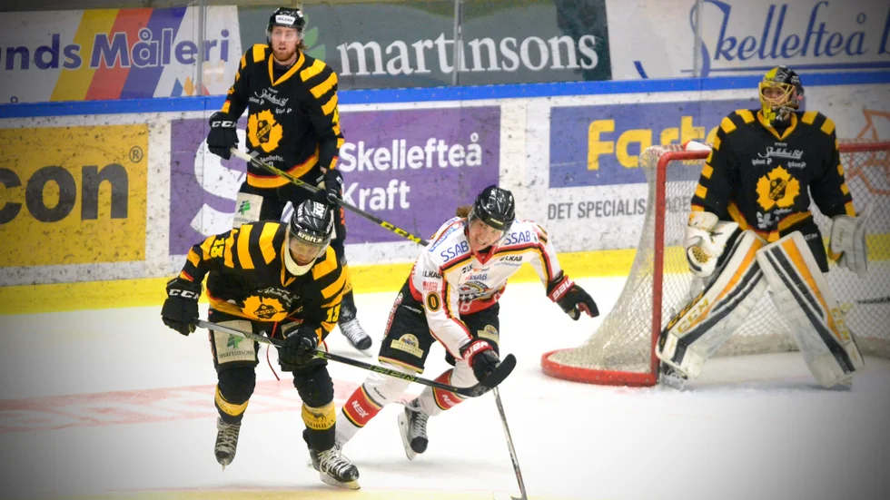 Skellefteås målskytt Khalid Ibrahim och Luleås Jonatan Harju. Foto: Kent Vikström