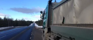 Lastbil och personbil i krock nära Rökå