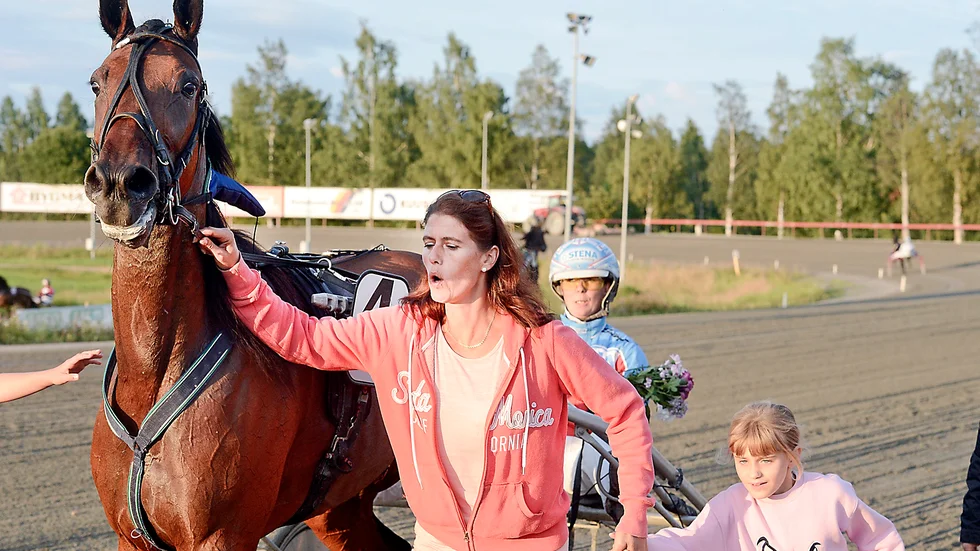 Ägaren Sara Eriksson klappar om M.T.Gogogirl efter triumfen i V5-1 på Skelleftetravet.