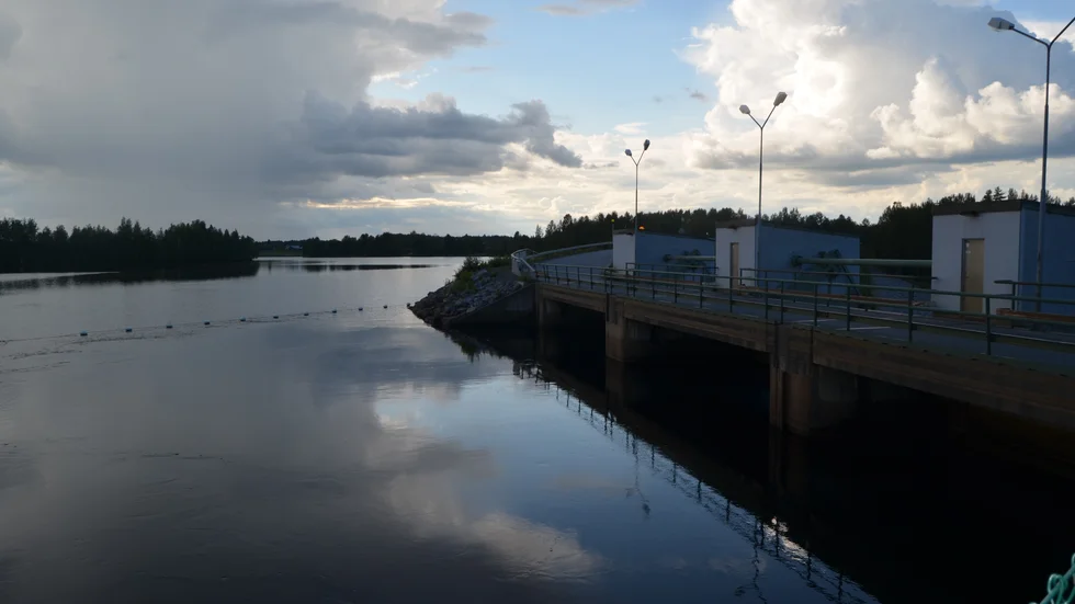 Klutmarksdammen, med en passande regnskur hängande i luften längre västerut. Foto: Yvonne Rönngren.