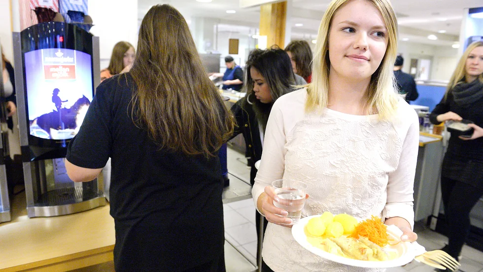 Maja Larsson tycker att lösningen med papperstallrikar inte känns särskilt välplanerad. Foto: Jeanette Lövgren.