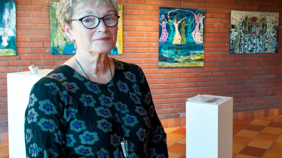 Tillbaka. IngaLill Brännström har återfunnit målarlusten och hunnit ställa ut två gånger på kort tid. Foto: Emilie Sjölund.