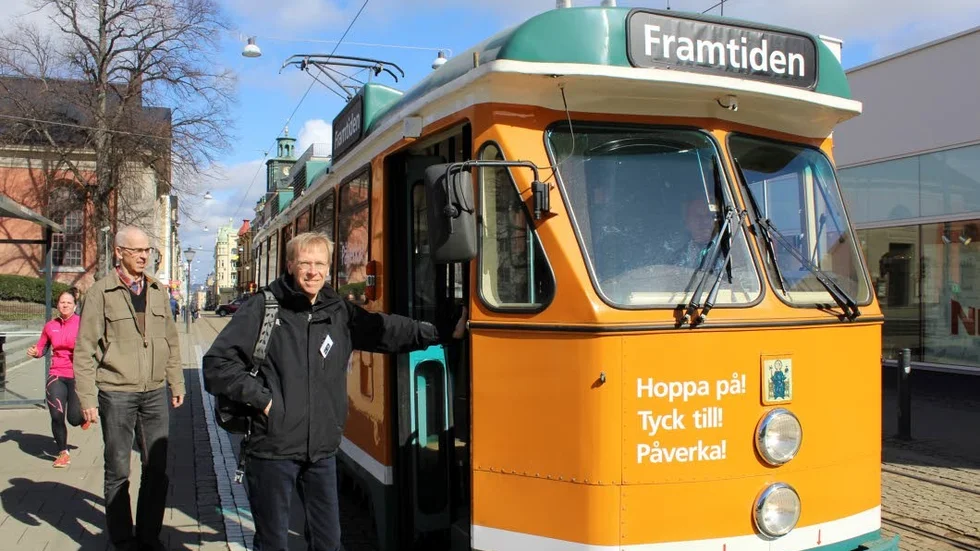 Framtiden. Så var destinationen på spårvagnen som i lördags åkte runt i centrala Norrköping, med framtidsinformation. Här ses trafikplanereraren Christer Nilsson utanför vagnen vid startplatsen Hörsalsparken.