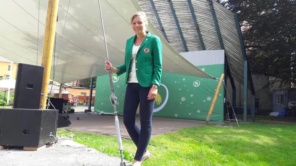 Almedalens scen. Sophia Jarl provar på hur det känns.