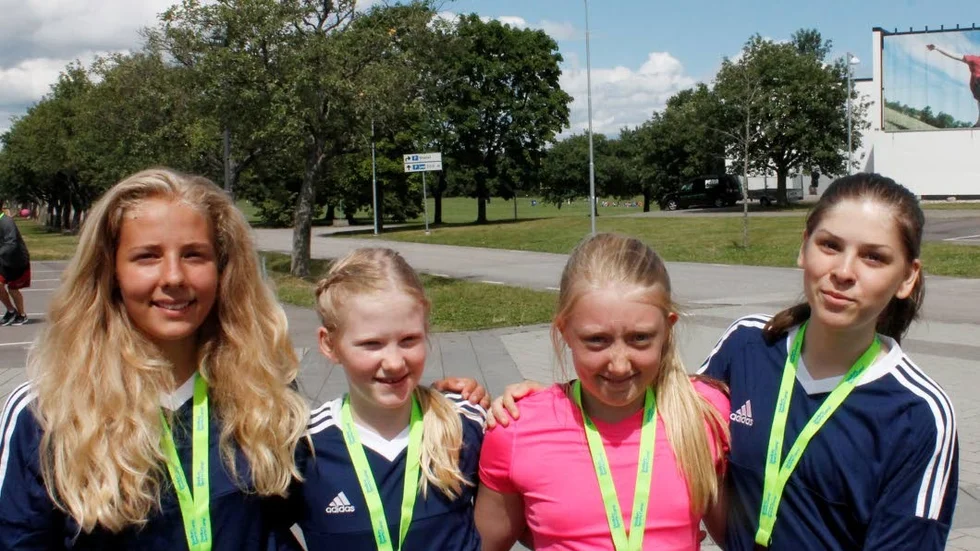 Handbollsentusiaster. Alicia, Lovisa, Ida och Sara.