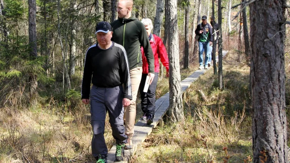 Provar. Här testar några nyfikna den nya sträckningen vid Älgsjön.