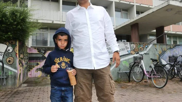 Flyttat in. Omar Arnous bor numera på Bollen tillsammans med pappa Basel, mamma Heveen och småsyskonen Diana och Youssef. Bilden är från juli 2015, när familjen flyttade in i Bollen.
