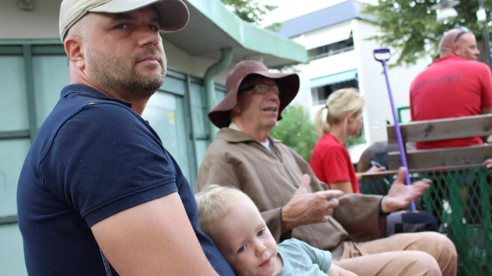 Det ska läras i tid. Henrik Melin och lille Vidar, 2 år, från Norrtälje är några av dem som på lördag förmiddag åkte med häst-och vagn genom det historiskt intressanta Söderköping.