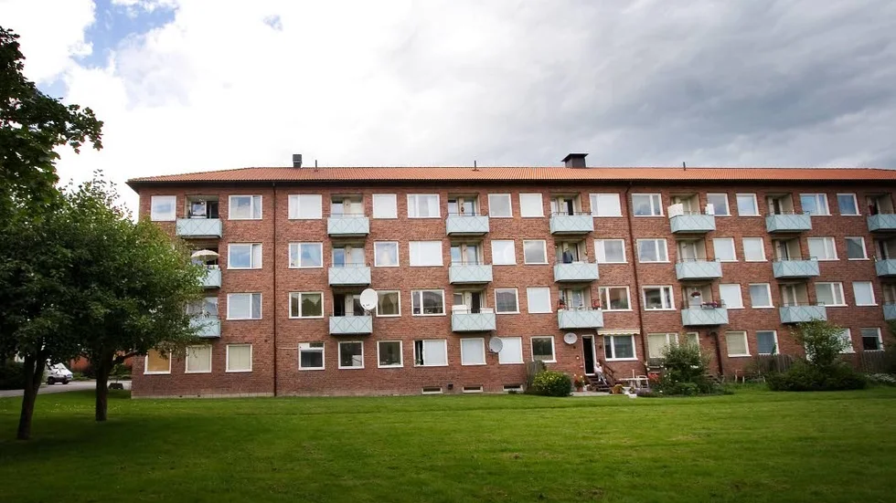 Misshandlades vid spårvagnshållplasten. När 19-åringen ville ha tillbaka sina grejer misshandlades han igen i en lägenhet på Ljura.