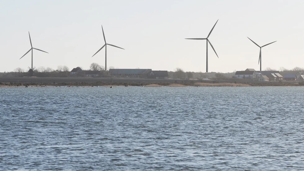 Motståndarna till vindkraftverken har låtit göra en animering av hur de fyra vindkraftverken väntas påverka siktlinjen över Hablingbo. I bilden syns Petesgården med sina omgivningar från havet.