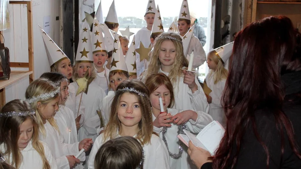 Snart dags. Musikäraren Aksanna Berglund försökte fånga luciatågets fokus innan uppträdandet kunde börja.