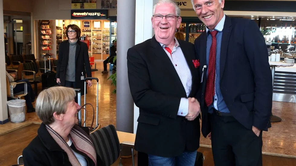 Norrköpingsprofiler. Sten¨-Åke Johansson bokade de första biljetterna åt sig och hustrun Ninette. Det gillar kommunalrådet Reidar Svedahl (L) skarpt.