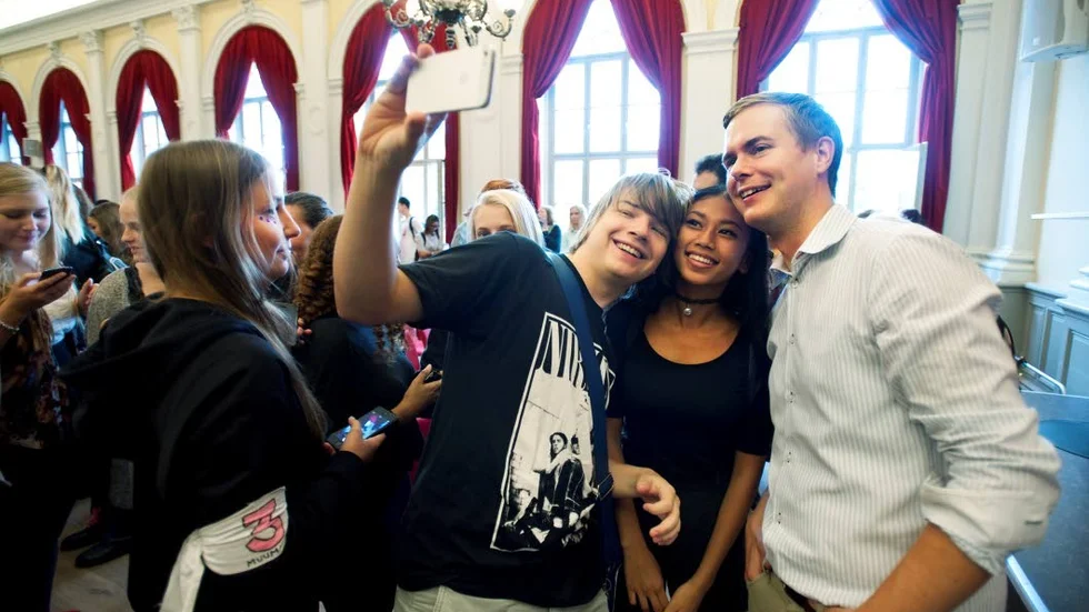 Feministen Fridolin. MP är det första feministpartiet skriver Mia Sköld. På bilden språkröret Gustav Fridolin vid ett besök på De Geer i Norrköping strax före valet 2014.