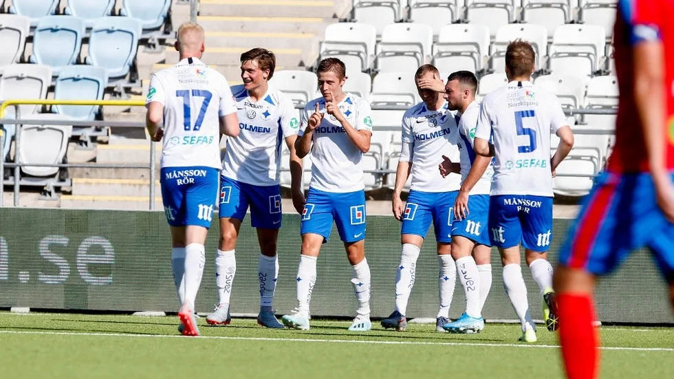 NORRKÖPING 20190825
Norrköpingsglädje efter att Simon Thern gjort 2-0 under söndagens fotbollsmatch i Allsvenskan mellan IFK Norrköping FK och Helsingborgs IF på Östgötaporten. 
Foto: Magnus Andersson / TT / kod 11930